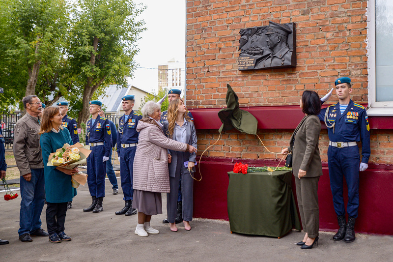 Открытие памятной доски в честь героя России Романа Кутузова